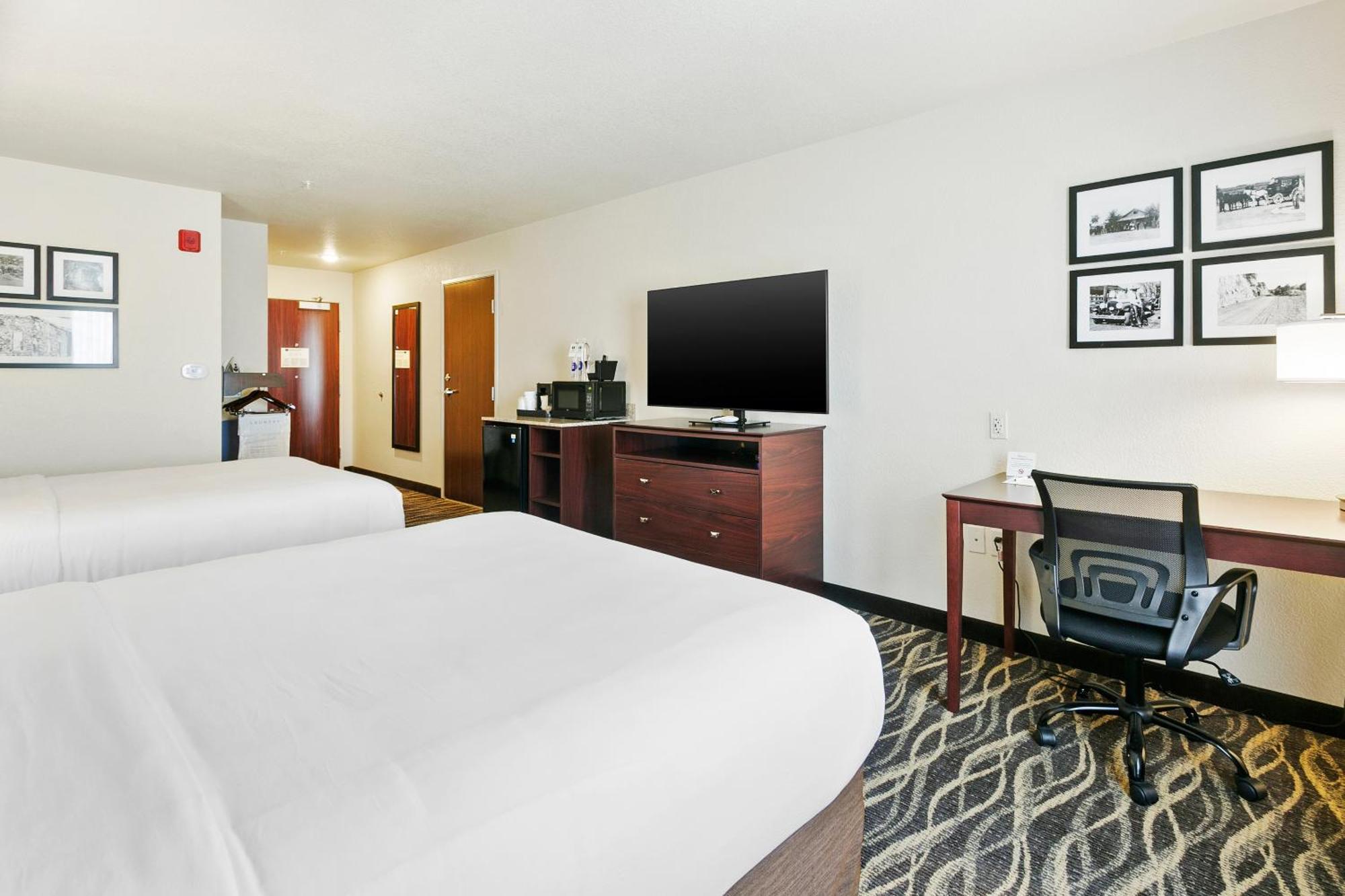 Cobblestone Hotel & Suites - Уикенберг Экстерьер фото