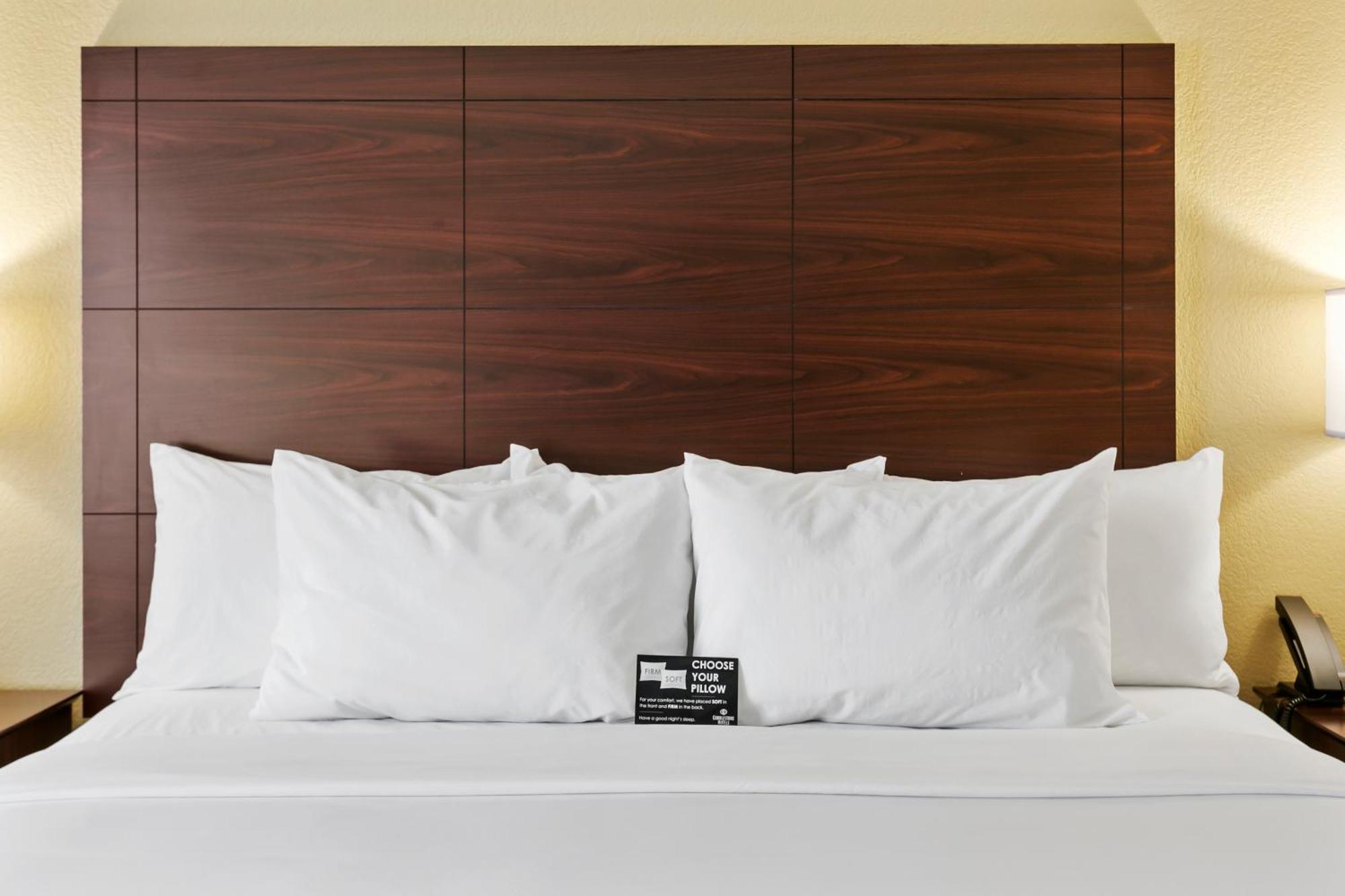 Cobblestone Hotel & Suites - Уикенберг Экстерьер фото